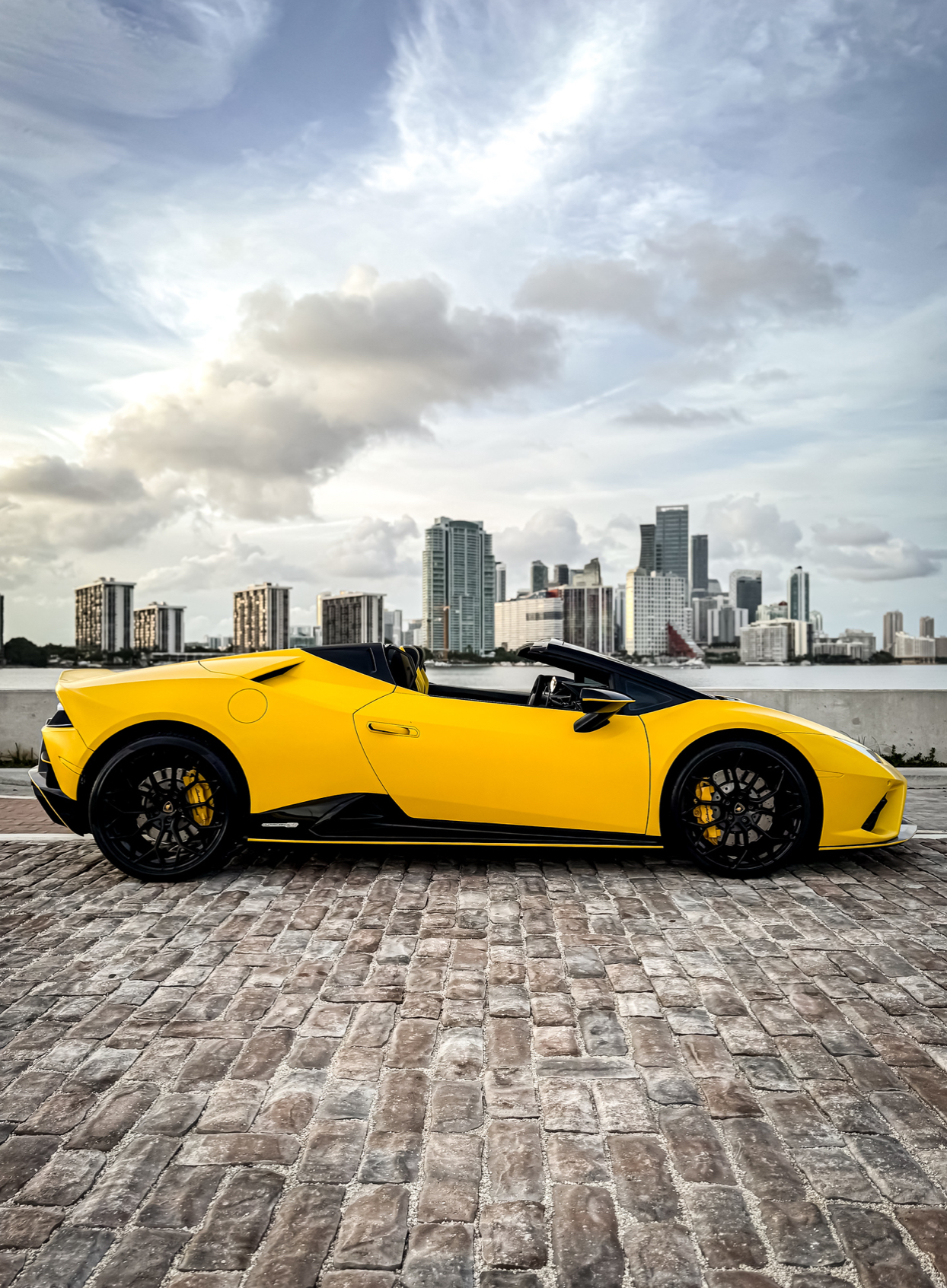 Lamborghini Huracán Spyder - Yellow on Black & Yellow