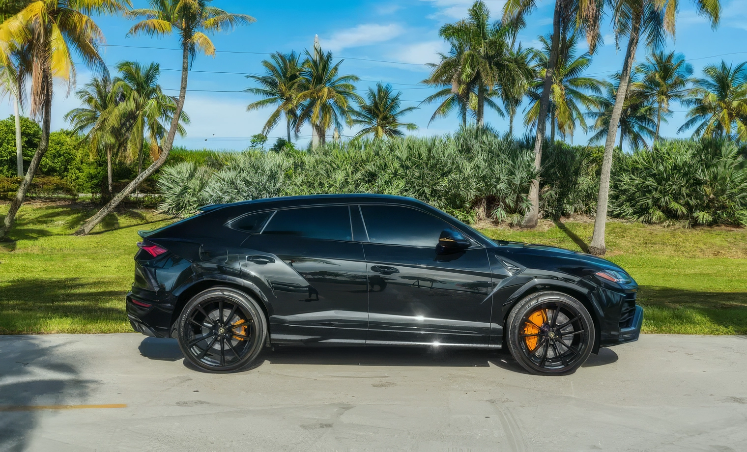Lamborghini Urus – Nero Helene on Nero Ade & Arancio Leonis (Gloss Black on Black & Orange)