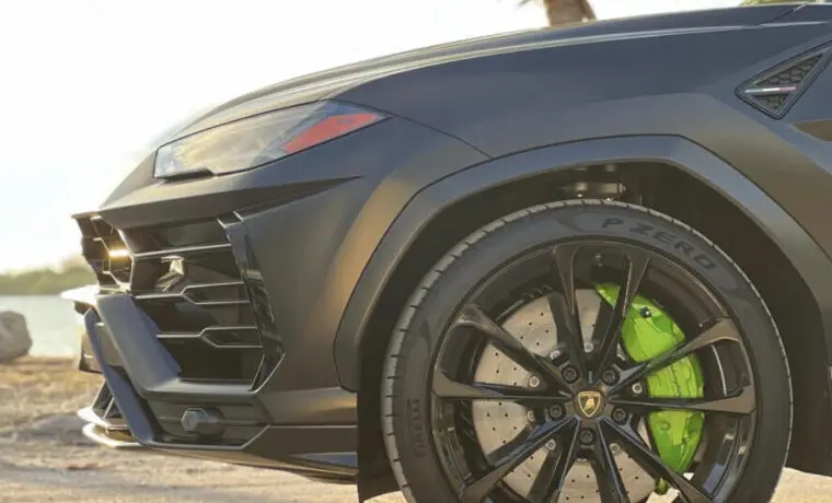 Lamborghini Urus – Black on Green & Black 