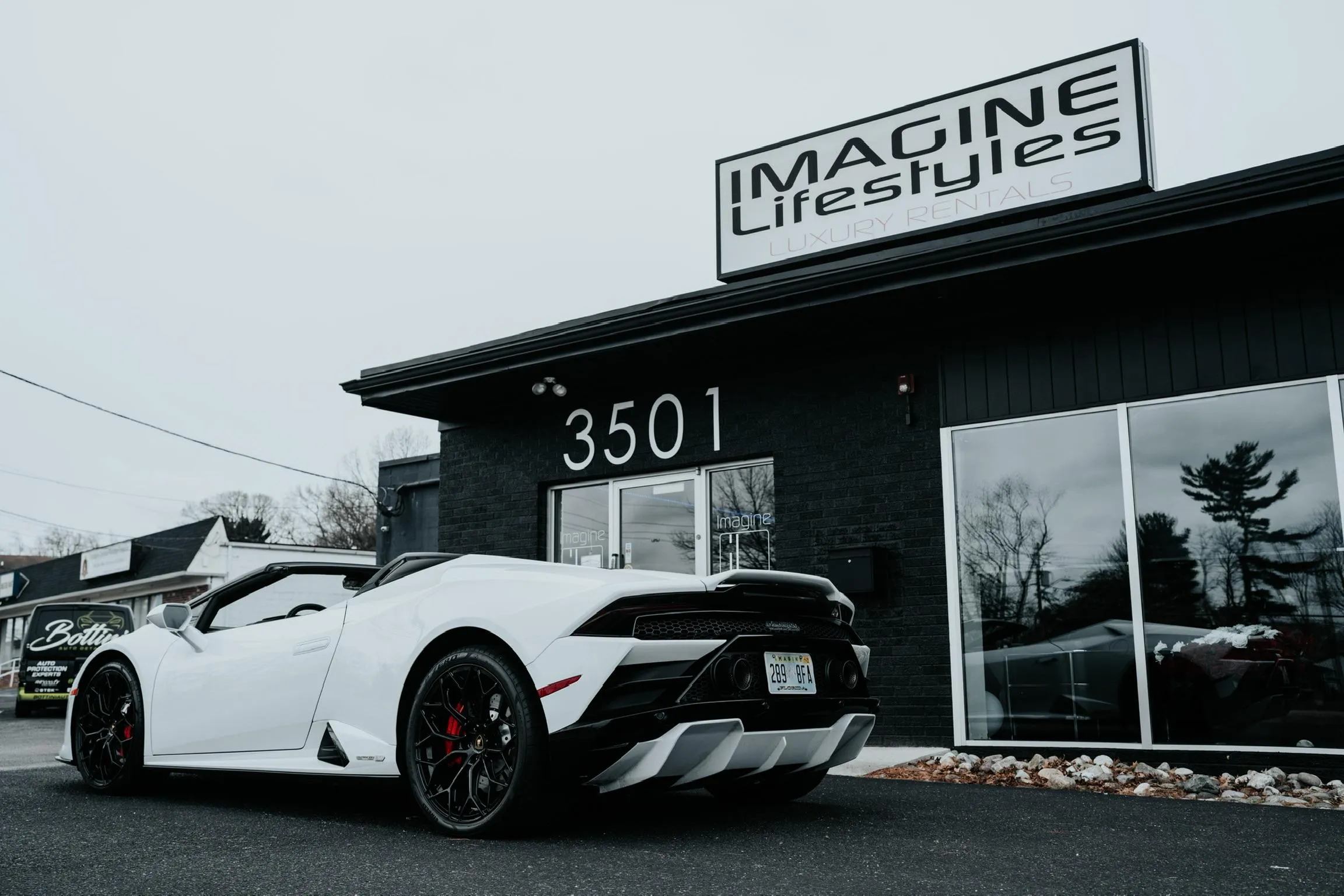 Lamborghini Huracan EVO Spyder - Bianco Monocerus on Nero & Rosso (Solid White on Black & Red)