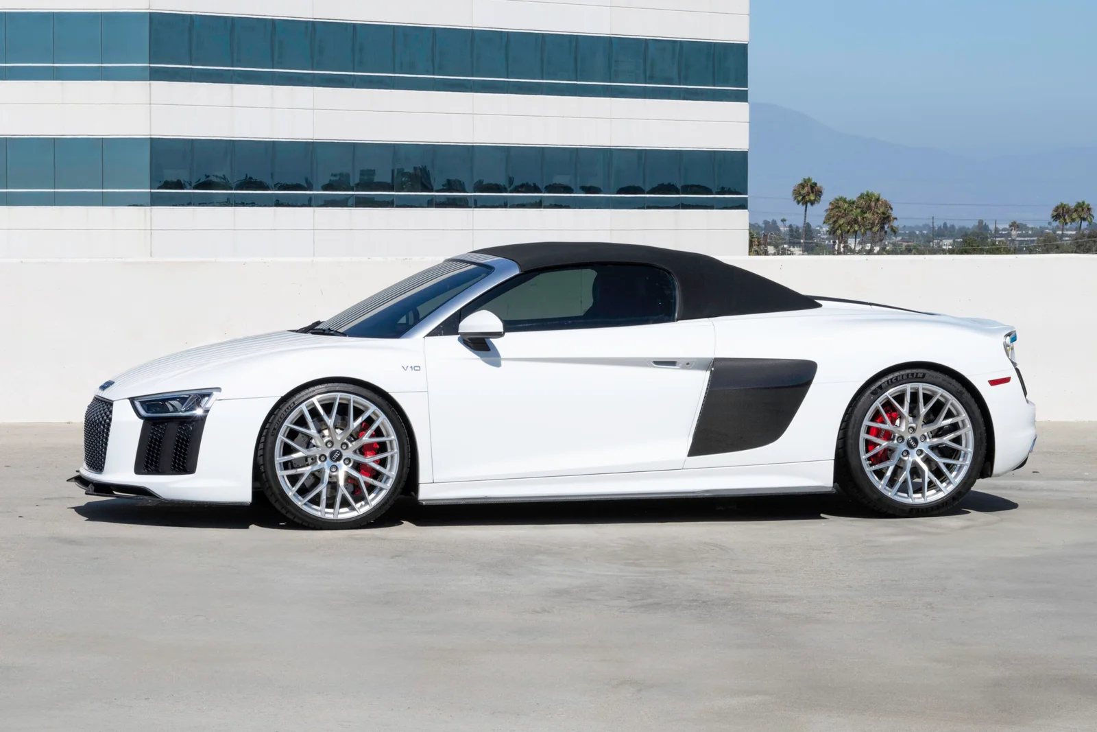 Audi R8 V10 Spyder - White on Black