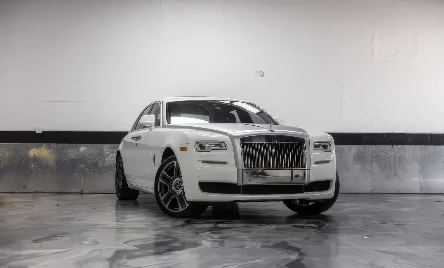 Rolls-Royce Ghost – Arctic White on Black