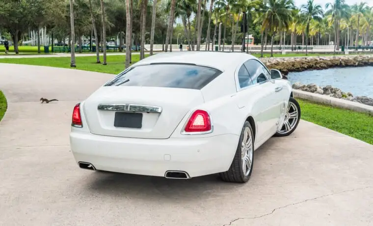 Rolls-Royce Wraith – White on Black