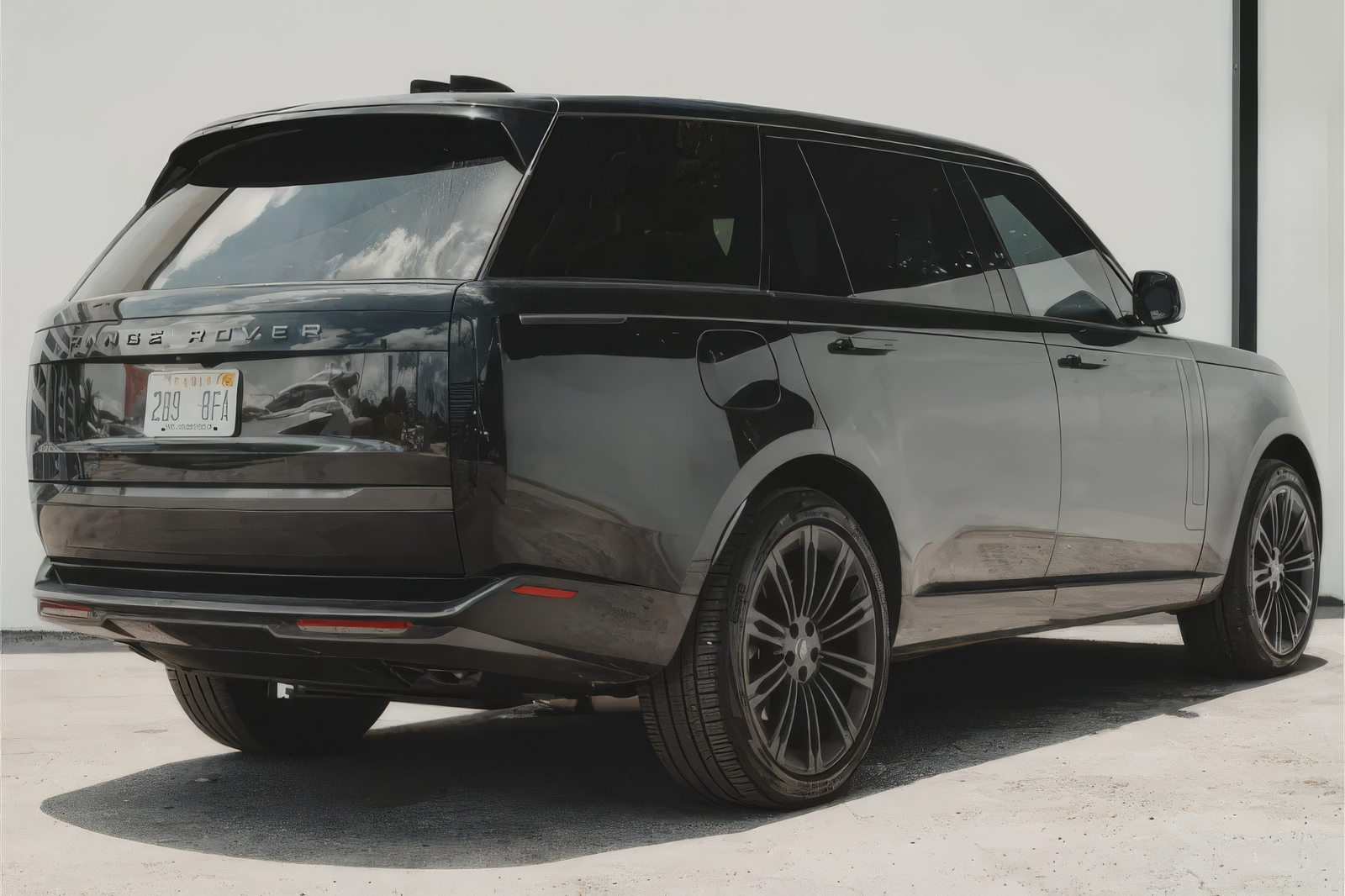 Range Rover P530 LWB - Santorini Black Metallic on Ebony