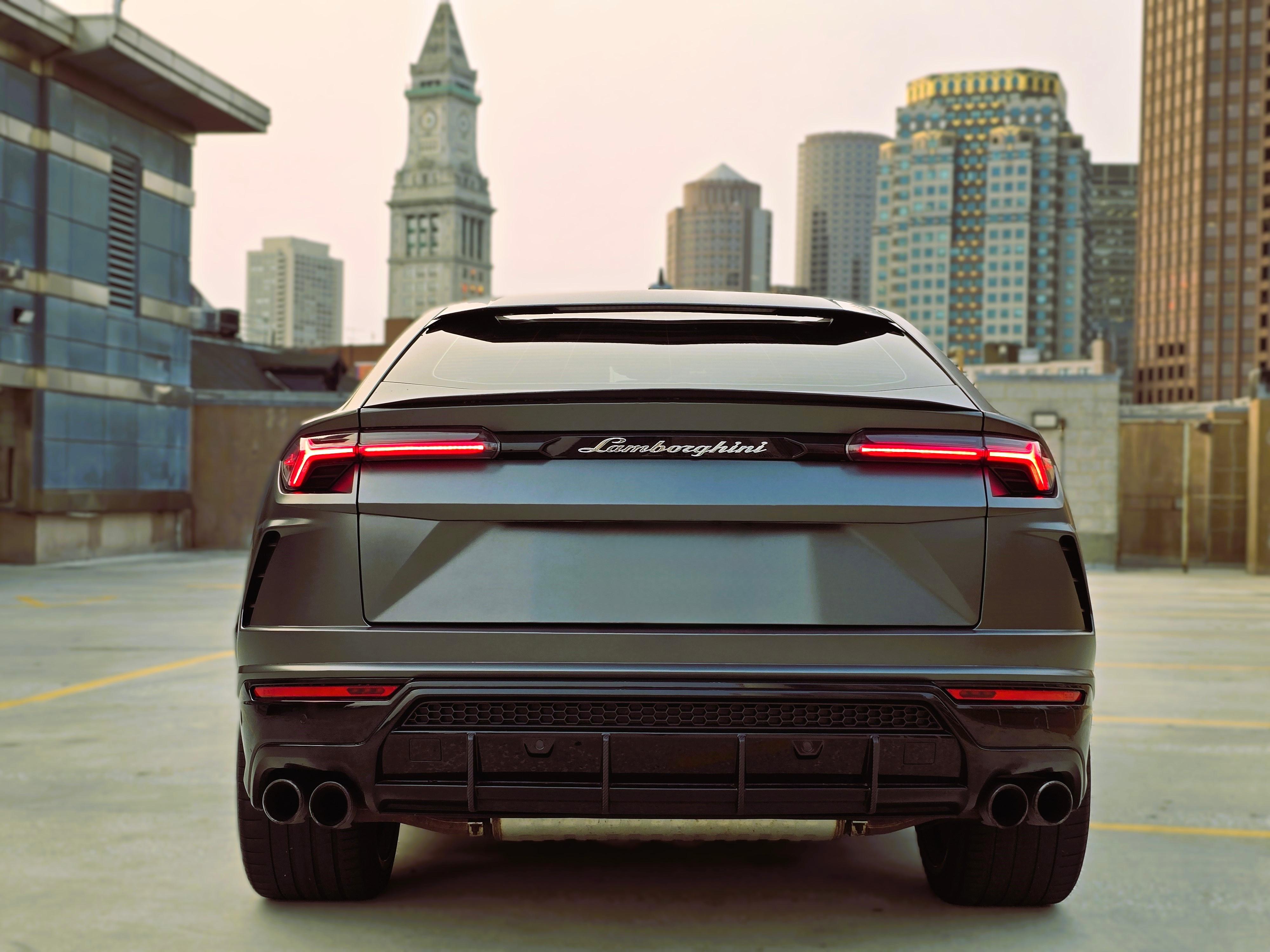 Lamborghini Urus — Grigio Titans Matt on Nero Ade & Verde Scandal (Satin Dark Graphite on Black & Green)