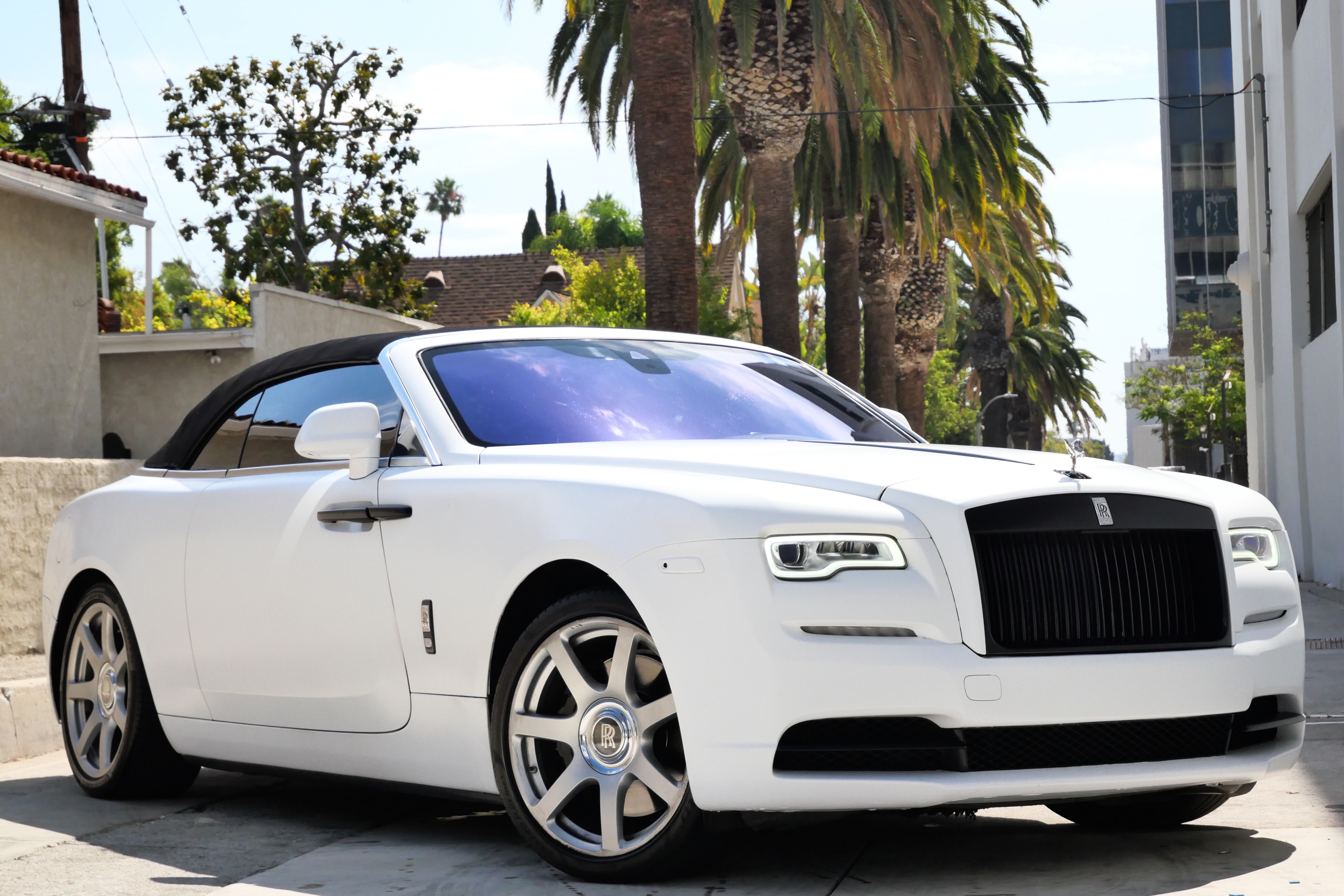 Rolls-Royce Dawn – White on Black & Red