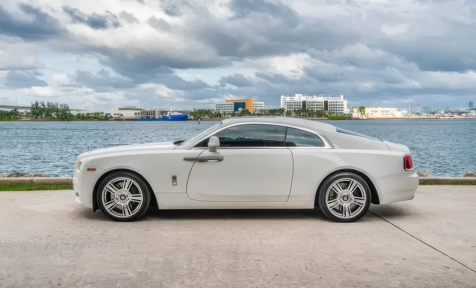 Rolls-Royce Wraith – Arctic White on Black