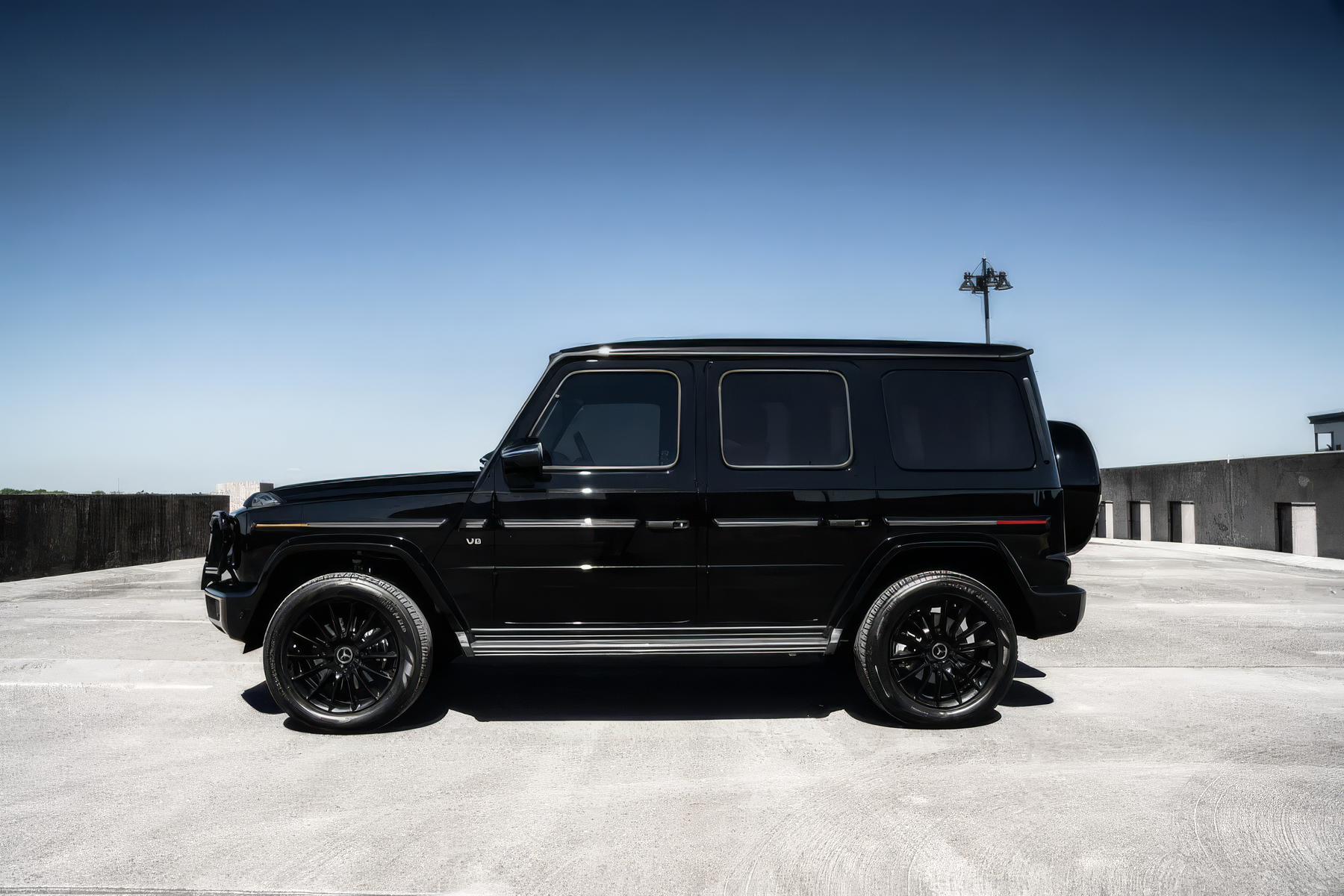 Mercedes-Benz G550 - Obsidian Black Metallic on Designo Red