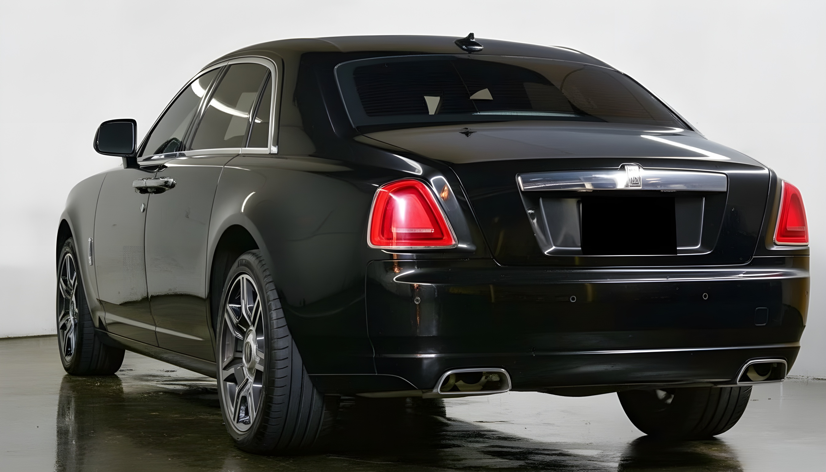 Rolls-Royce Ghost - Black Diamond Metallic on Black