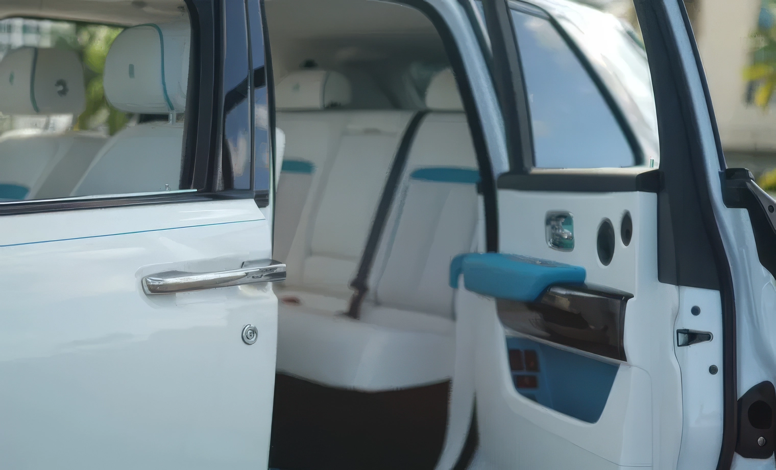 Rolls-Royce Cullinan — Solid White on Tiffany White & Seashell 