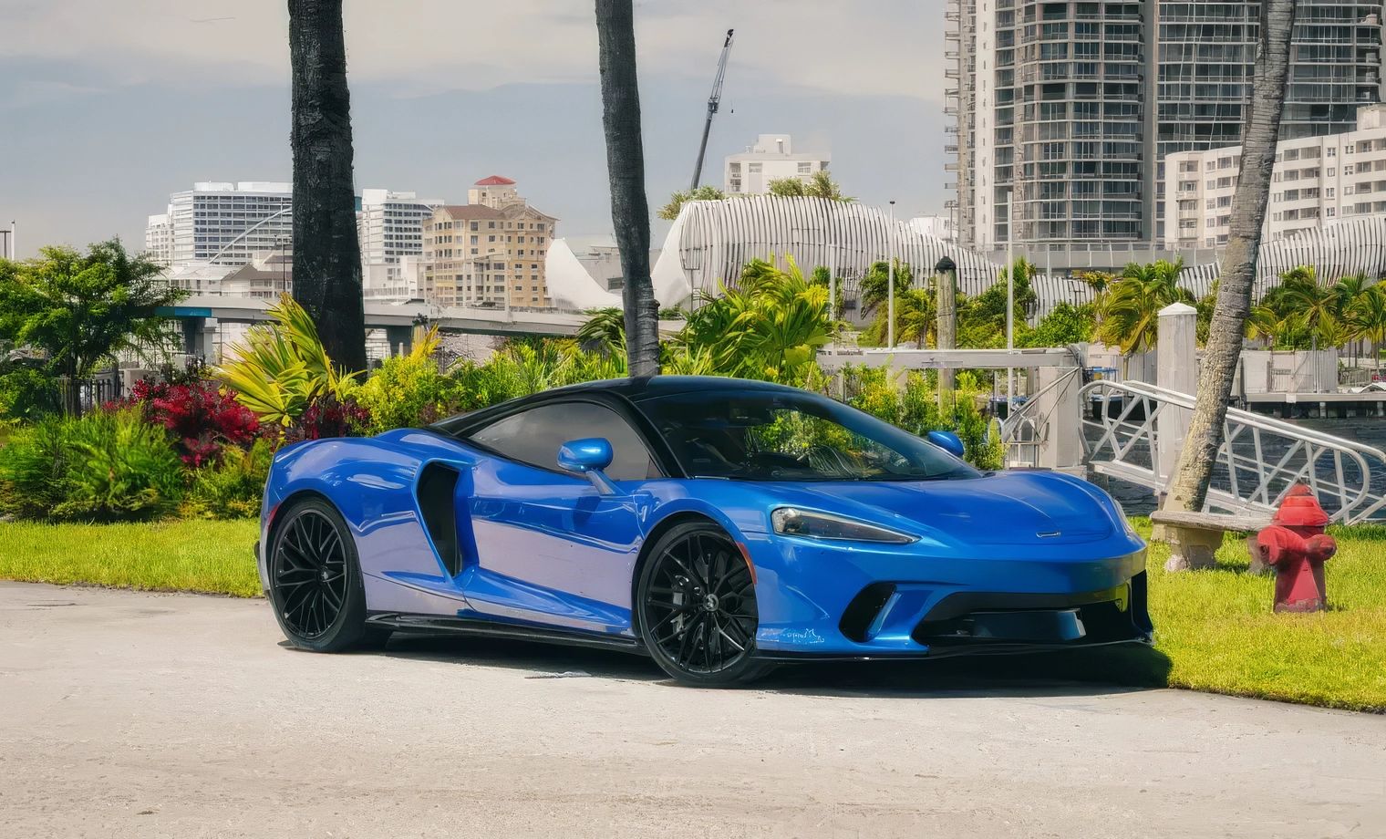 McLaren GT – McLaren Blue on Carbon Black