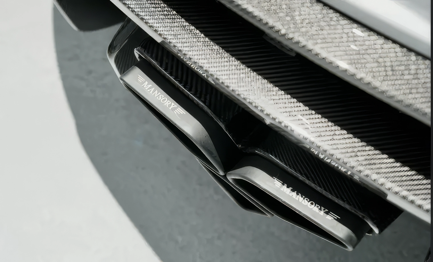 Lamborghini Urus — Grigio Nimbus on Nero (Light Gray on Black)