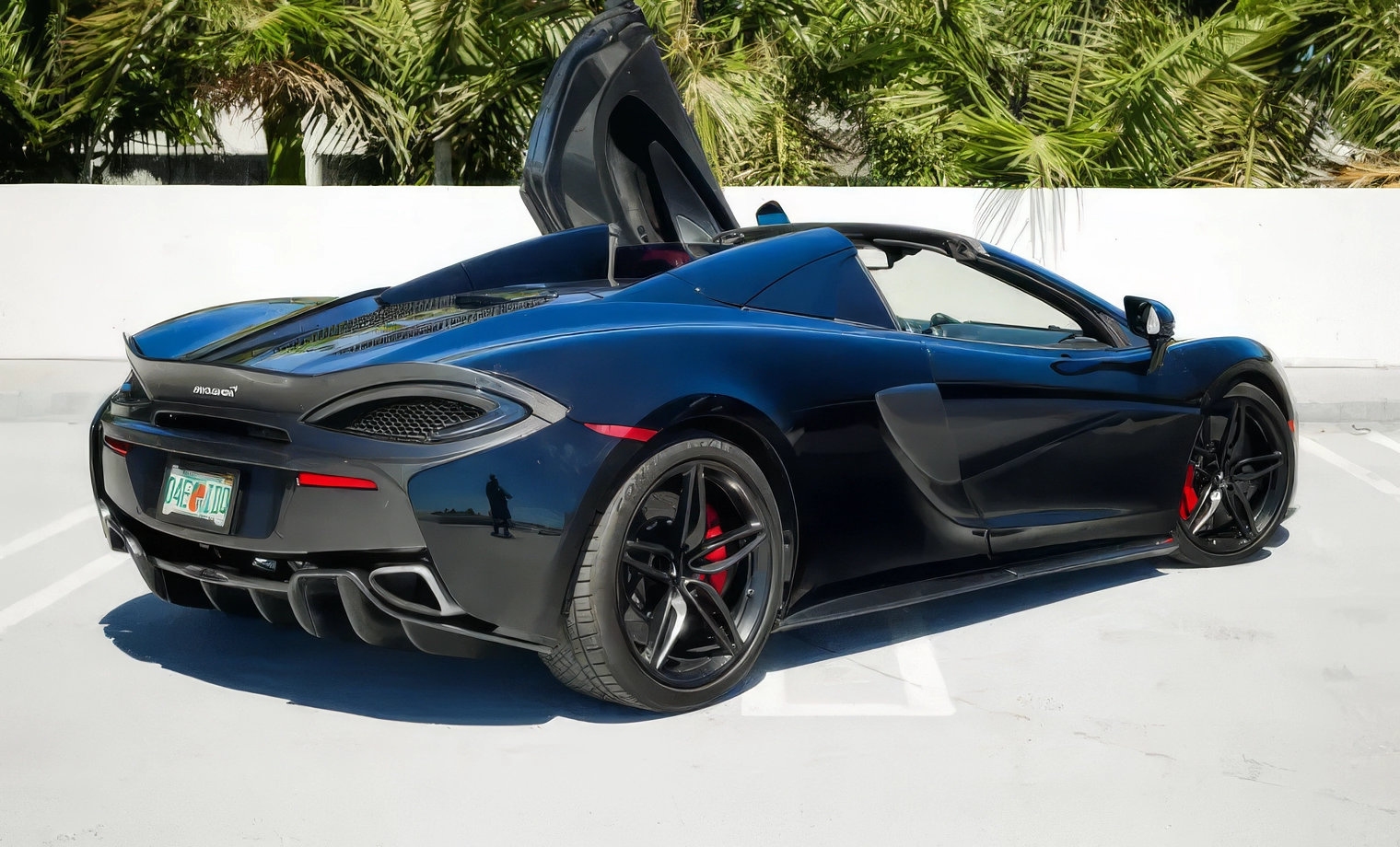 McLaren 570S – McLaren Abyss Black on Harissa Red