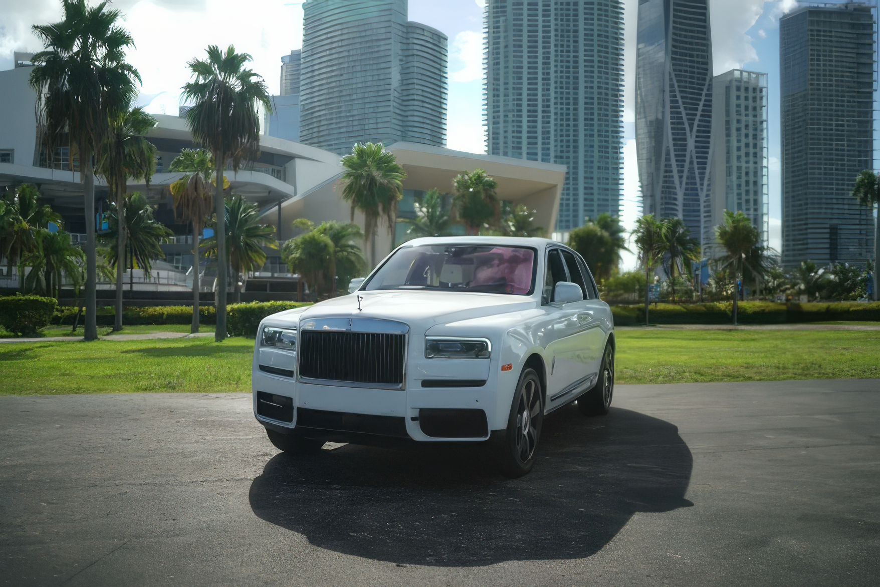 Rolls-Royce Cullinan — Solid White on Tiffany White & Seashell 