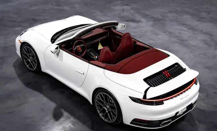 Porsche 911 Carrera 4S – White on Red