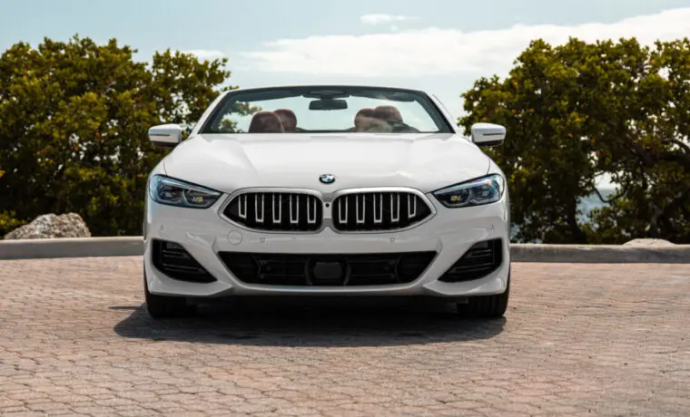 BMW 840i – White on Red