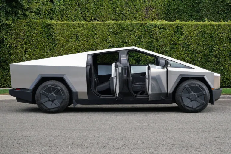 Tesla Cybertruck - Silver 