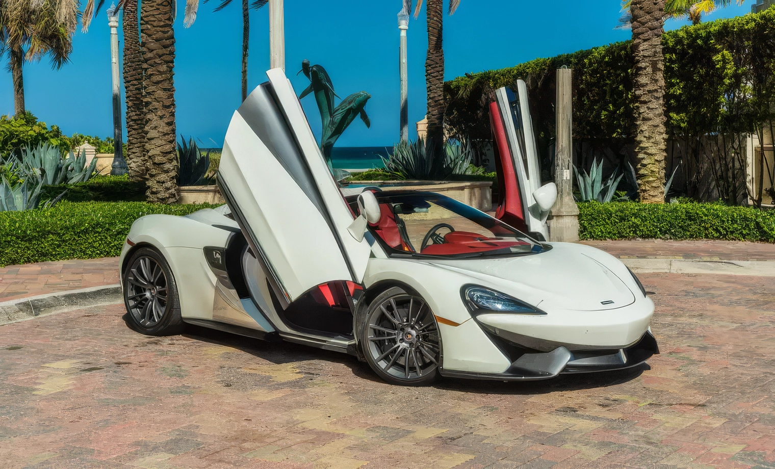 McLaren 570S Spider – Silica White on Carmine Red
