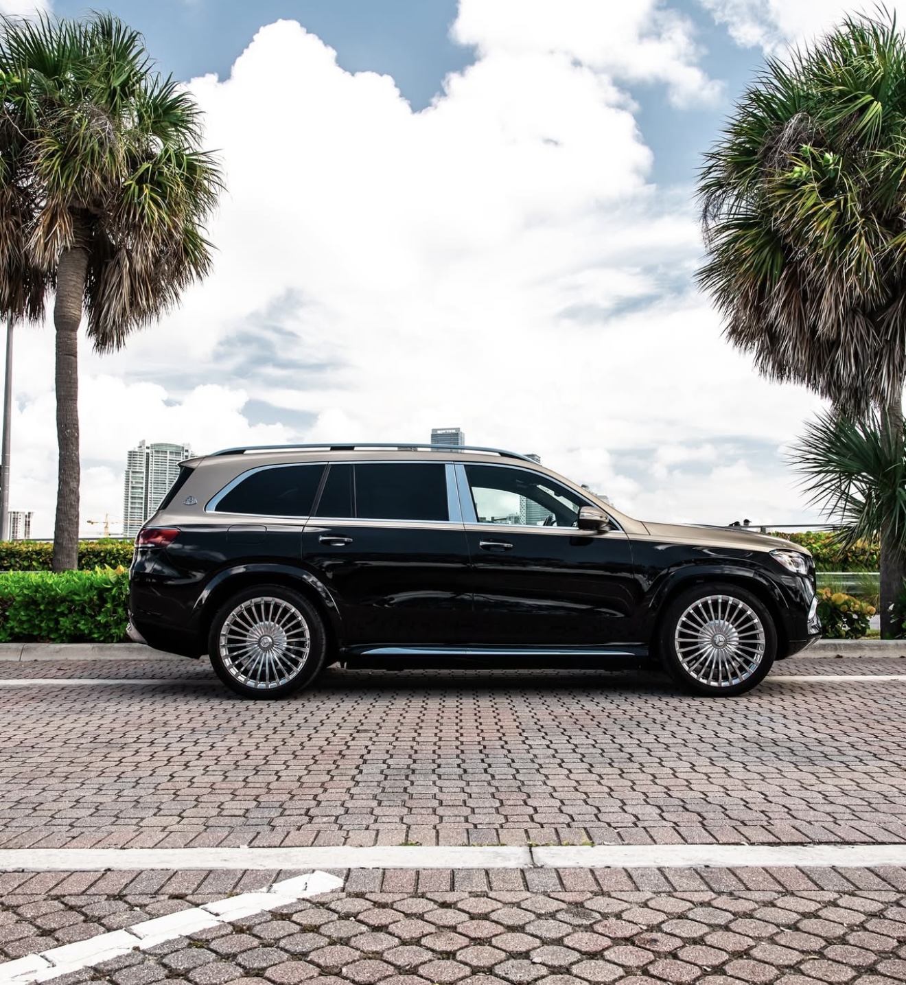 Maybach GLS600 - Gold & Black on Black