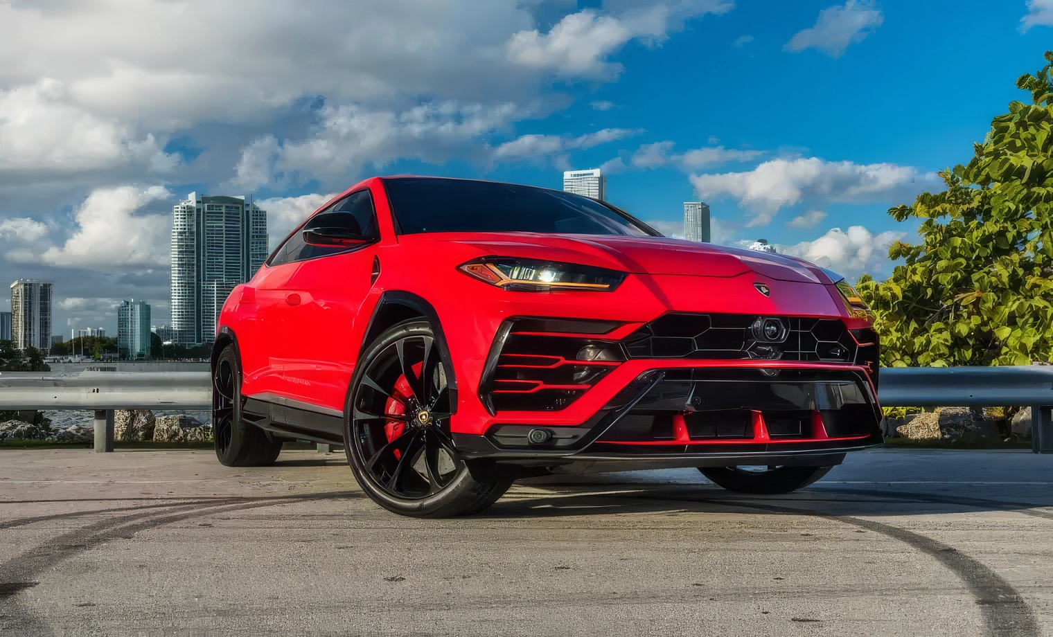 Lamborghini Urus – Rosso Mars on Nero Ade & Rosso Alala (Solid Red on Black & Red)