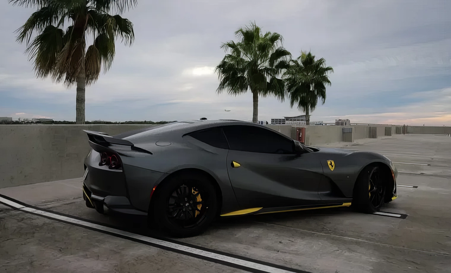 Ferrari 812 Superfast - Grigio Opaco on Nero (Satin Dark Gray on Black)