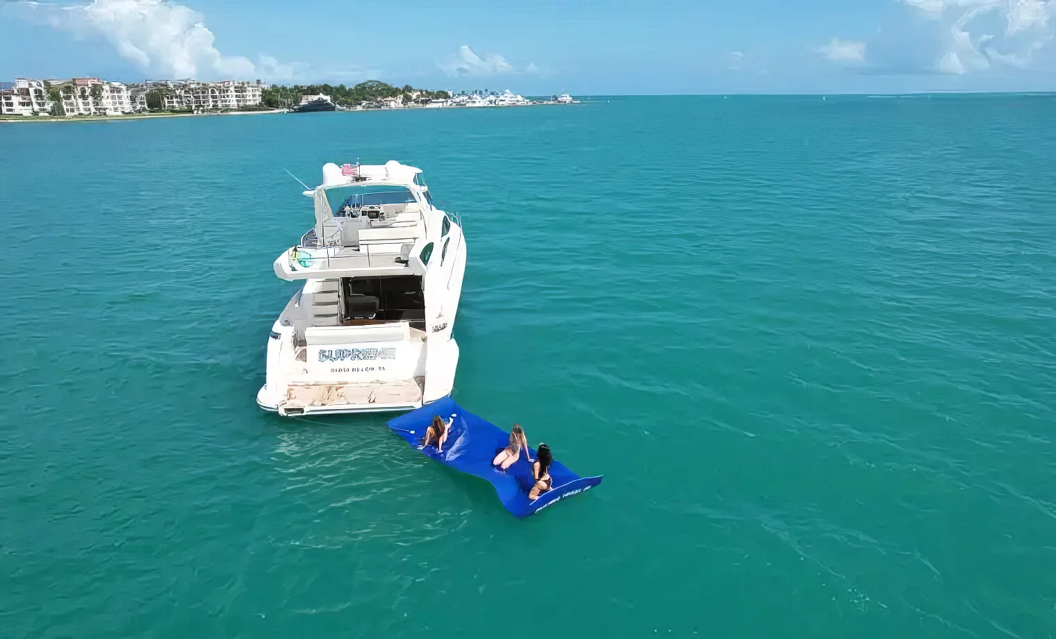 60' Azimut Flybridge Supreme - $3,500