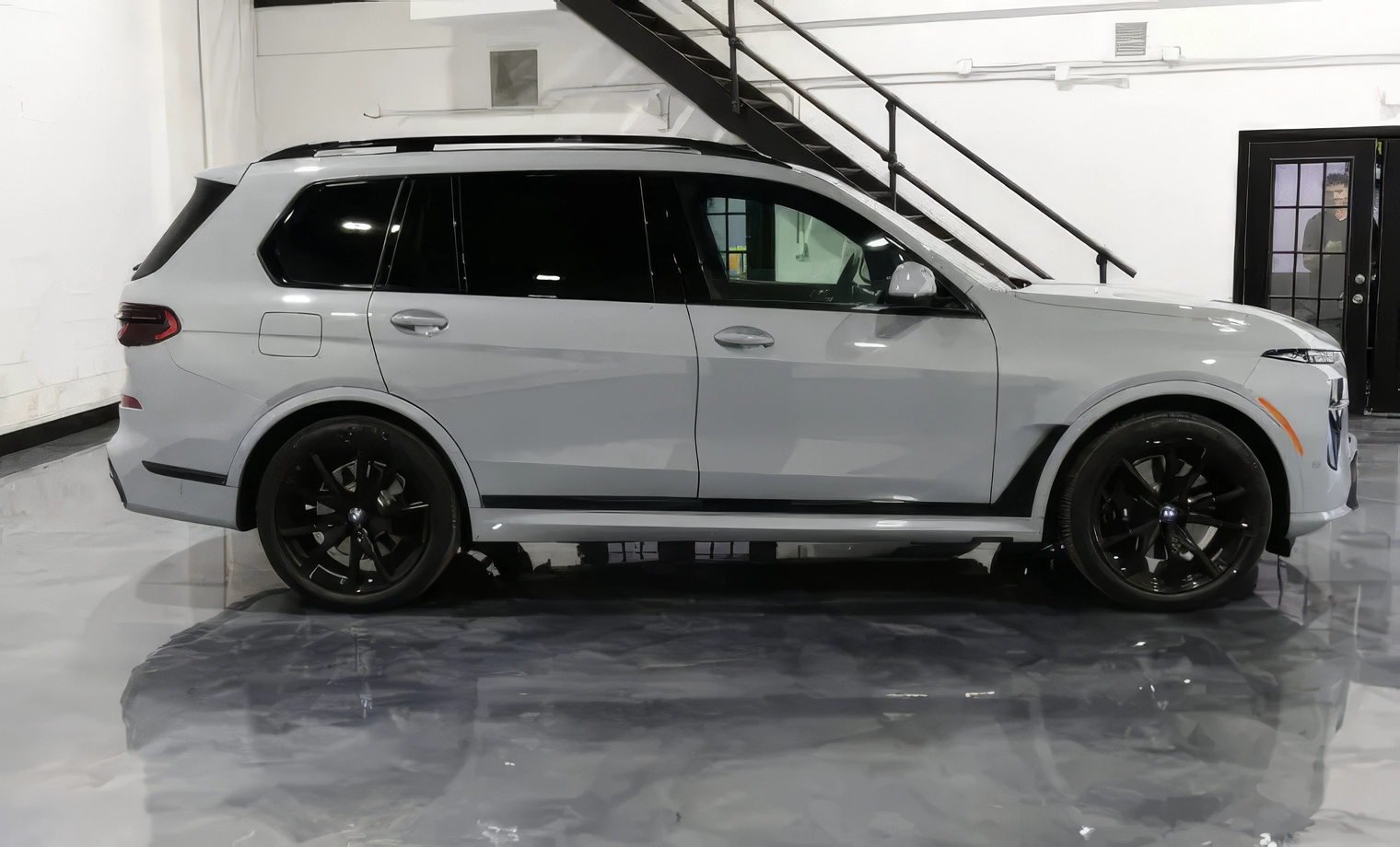 BMW X7 M60i – Alpine White on Black