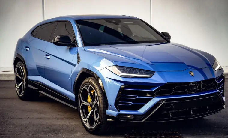 Lamborghini Urus – Starlight Pepsi Blue on Black