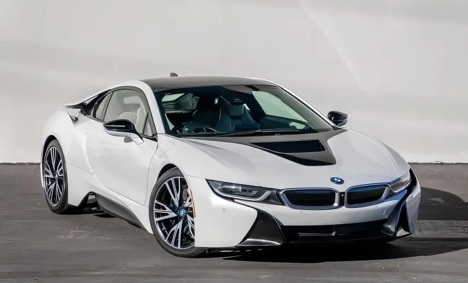 BMW i8 – Crystal White Pearl Metallic on Carum Spice Grey