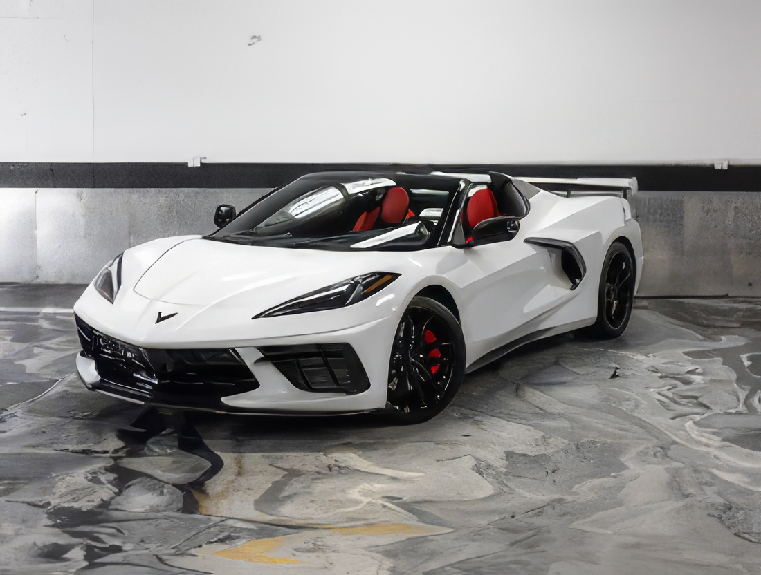 Chevrolet Corvette C8 Stingray – Arctic White on Adrenaline Red