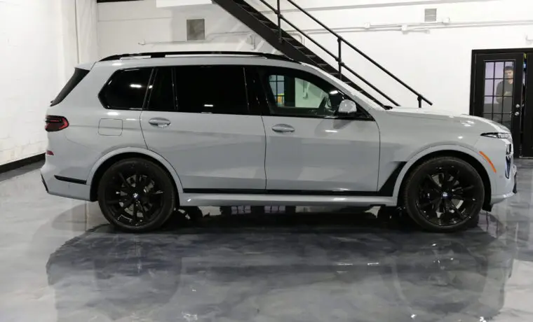 BMW X7 M – Gray on Black