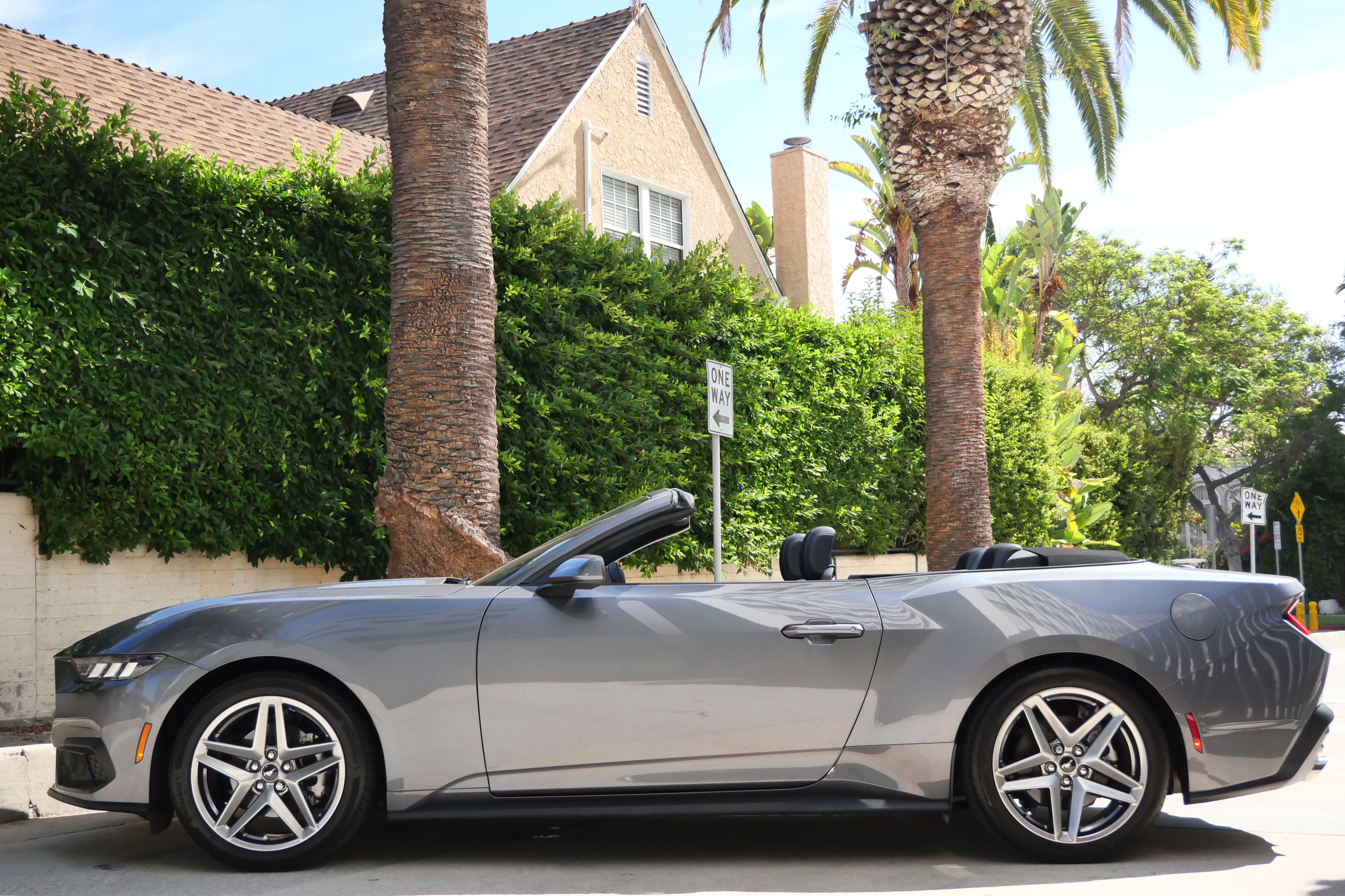 Ford Mustang Convertible - Grey on Black