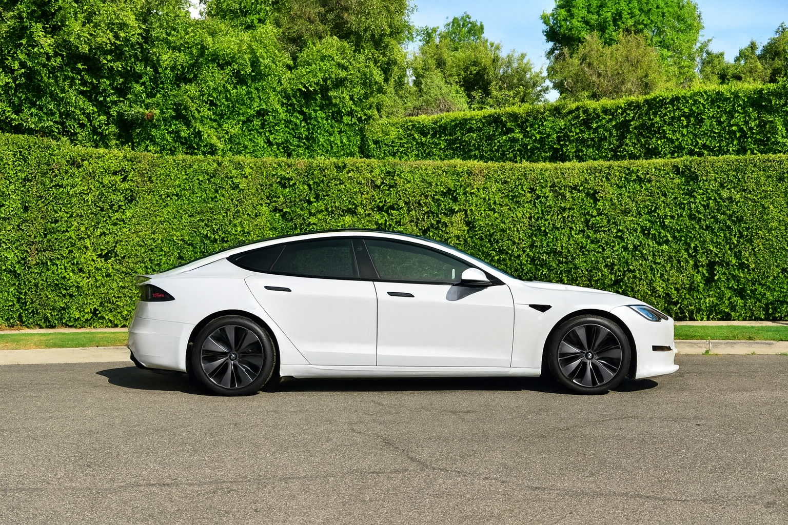Tesla Model S Plaid - Pearl White on Black