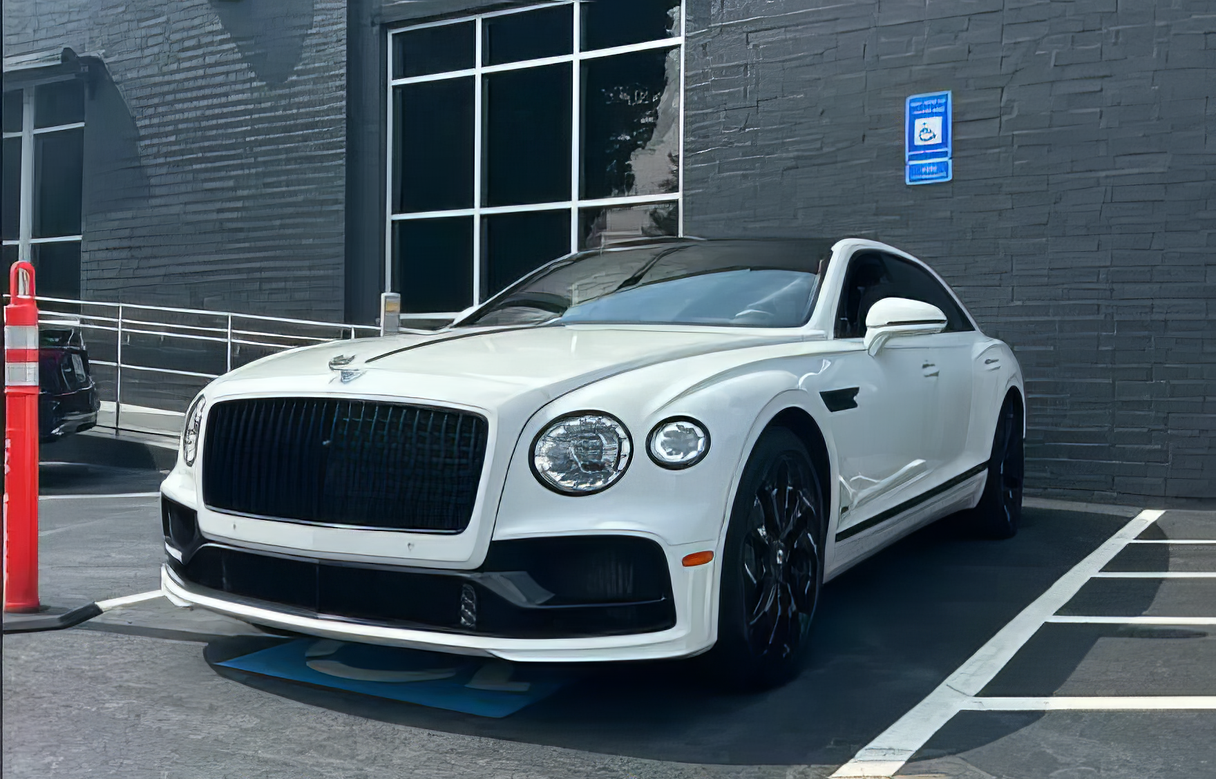 Bentley Flying Spur – Glacier White on Hotspur (Vivid Red)