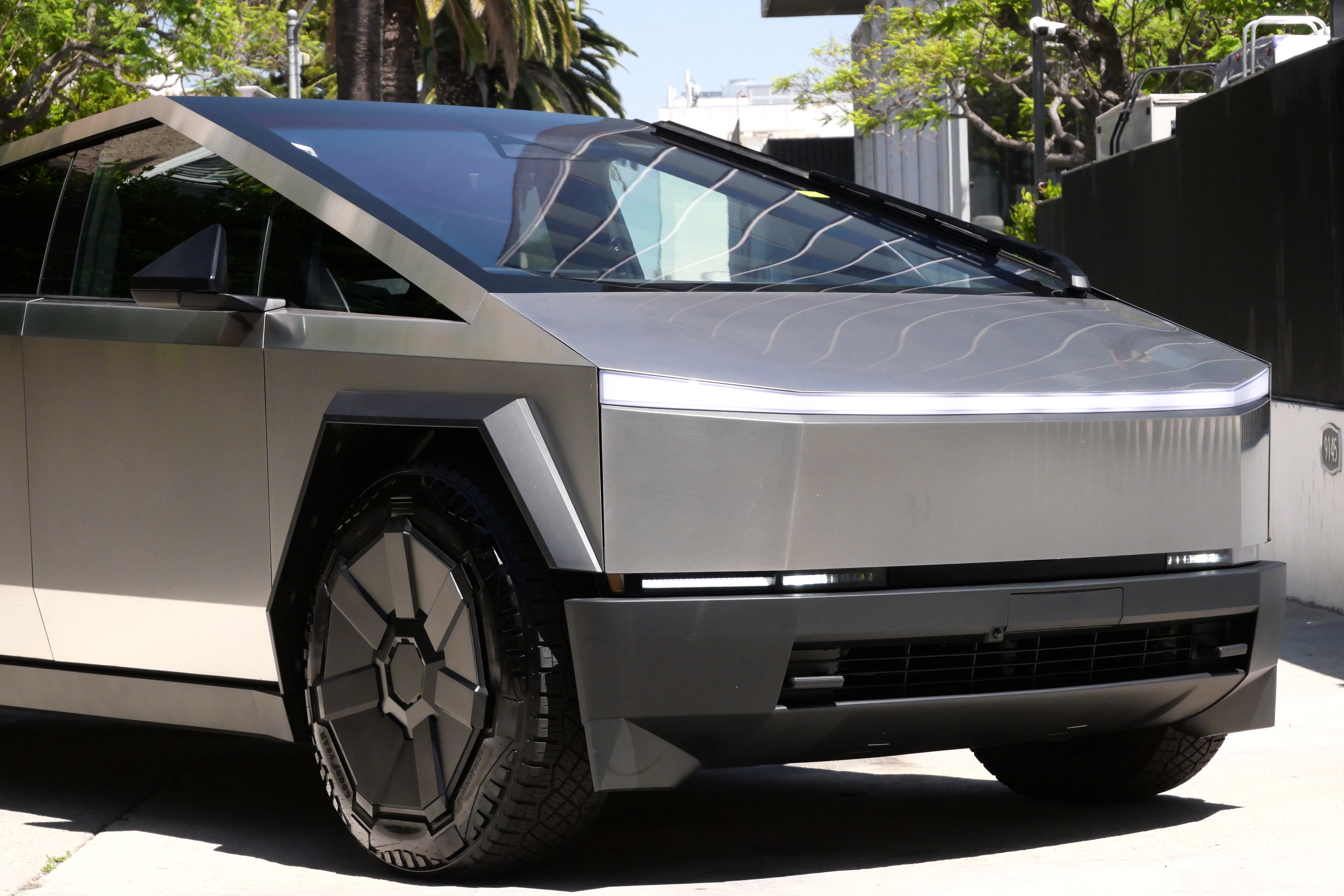 Tesla Cybertruck – Silver on Black