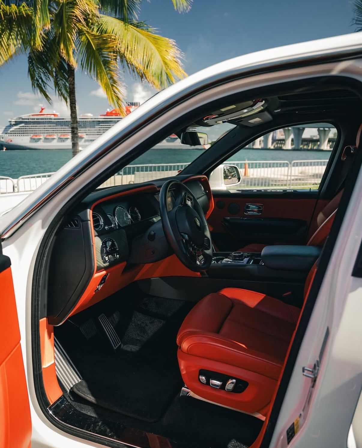 Rolls Royce Cullinan - White 
