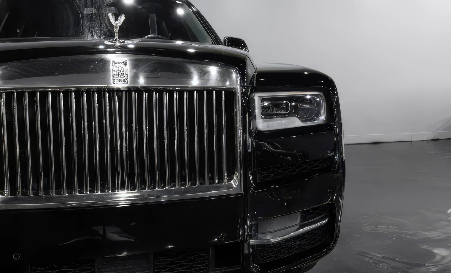 Rolls-Royce Cullinan — Diamond Black on Forge Yellow & Black