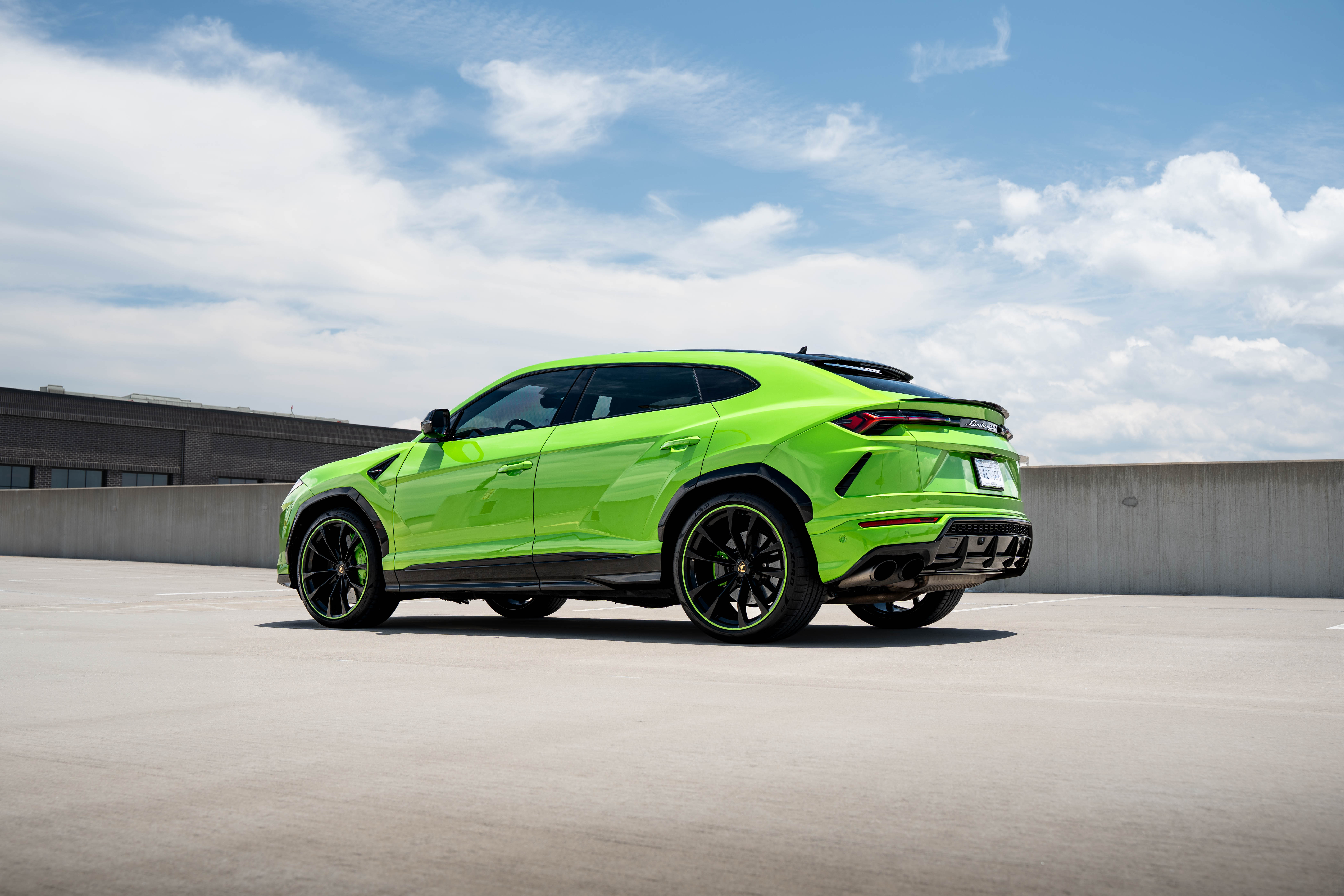 Lamborghini Urus - Verde Mantis on Nero Ade (Lamborghini Lime Green on Black)