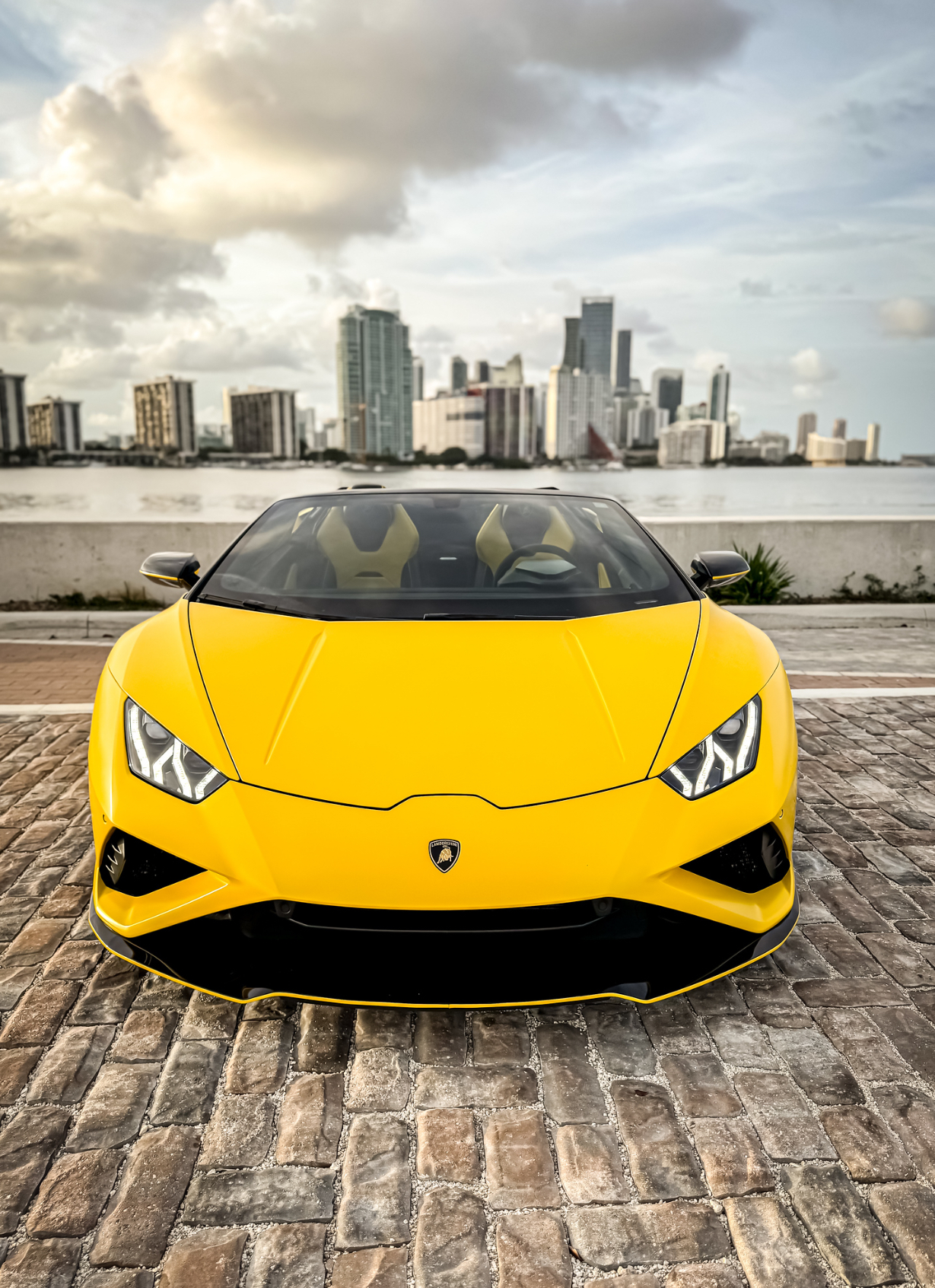 Lamborghini Huracán Spyder - Yellow on Black & Yellow