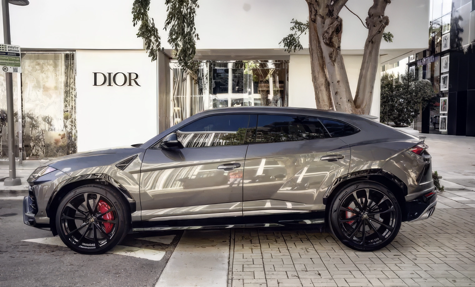 Lamborghini Urus – Grigio Titans on Rosso Alala & Nero Ade (Warm Metallic Gray on Red & Black)