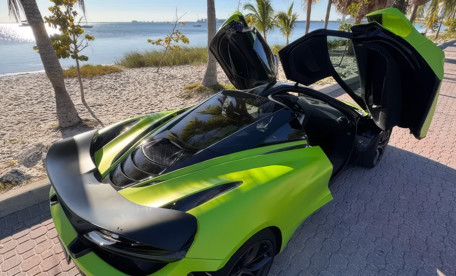McLaren 720S — MSO Lime Green on Carbon Black