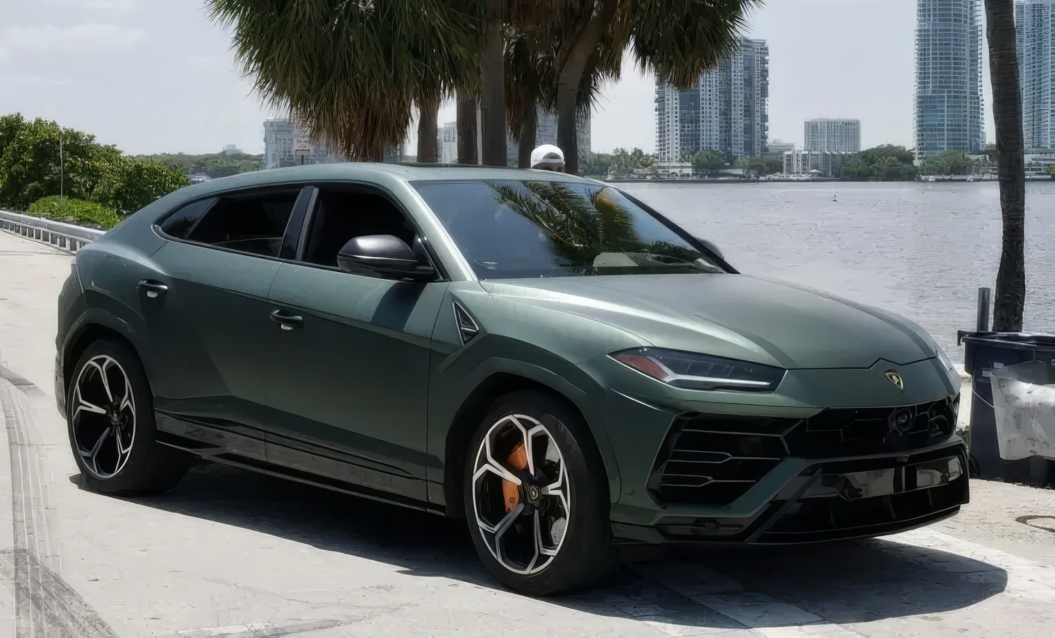 Lamborghini Urus – Satin Verde Militare on Nero (Matte Military Green on Black)
