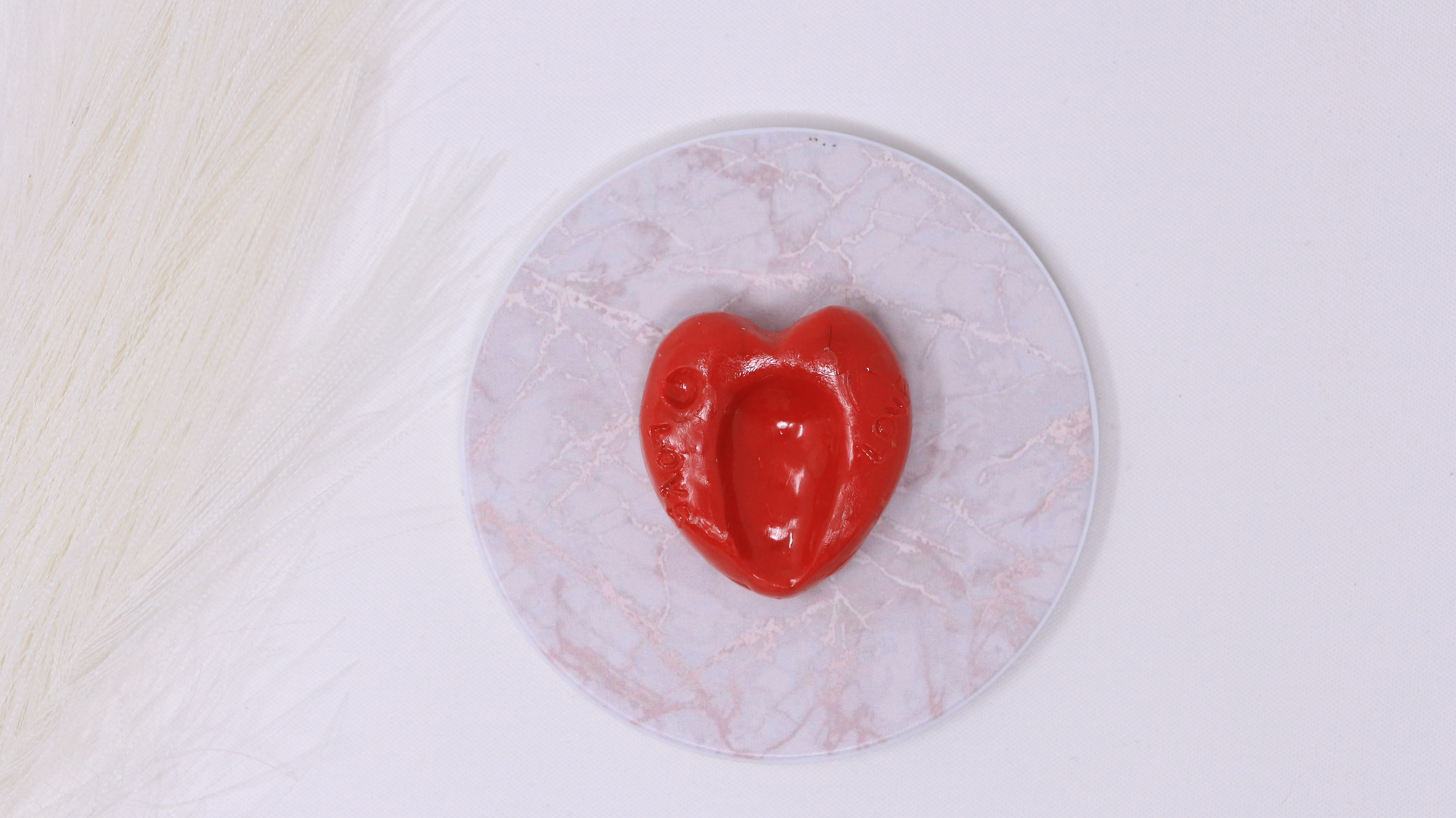 Pierre du calme en forme de cœur/ Worry stone heart shape, red