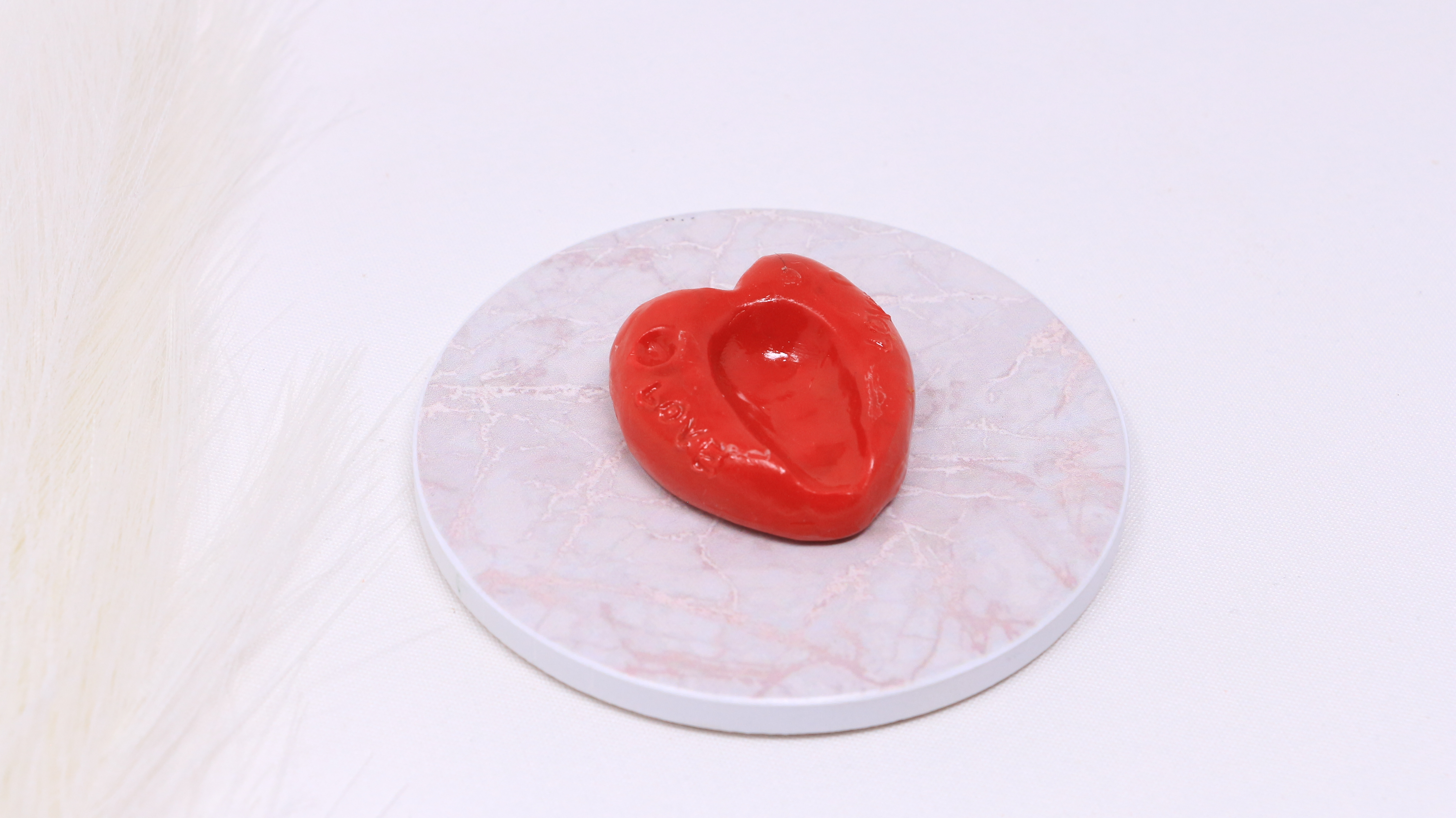 Pierre du calme en forme de cœur/ Worry stone heart shape, red