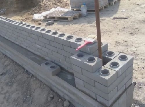 Briques Emboîtables en Ciment – Rapidité & Précision de Construction