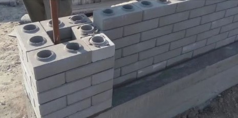 Briques Emboîtables en Ciment – Rapidité & Précision de Construction
