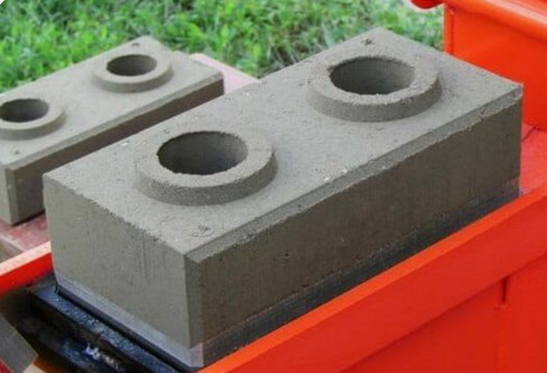 Briques Emboîtables en Ciment – Rapidité & Précision de Construction