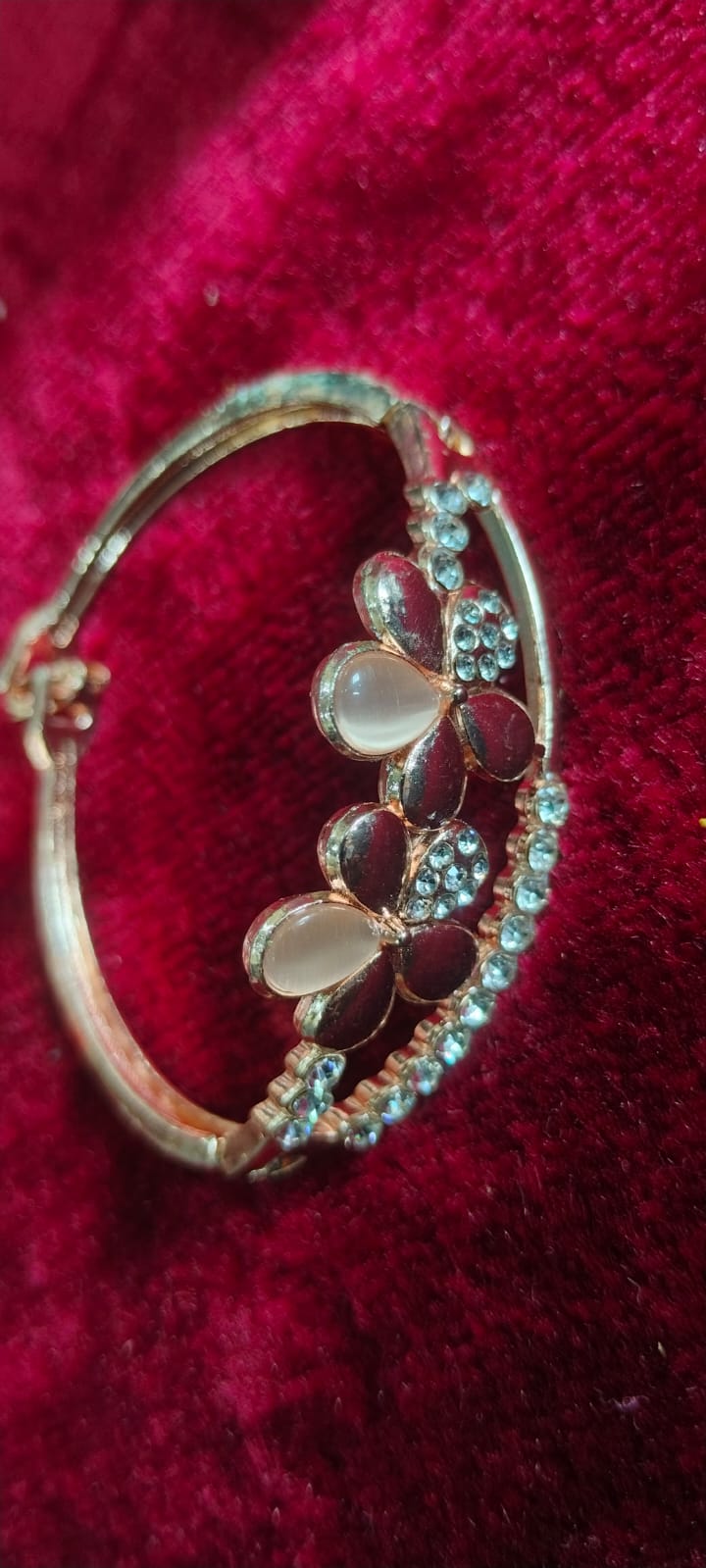 Elegant Gold Analog Watch and Bracelet Set - AM01024RW