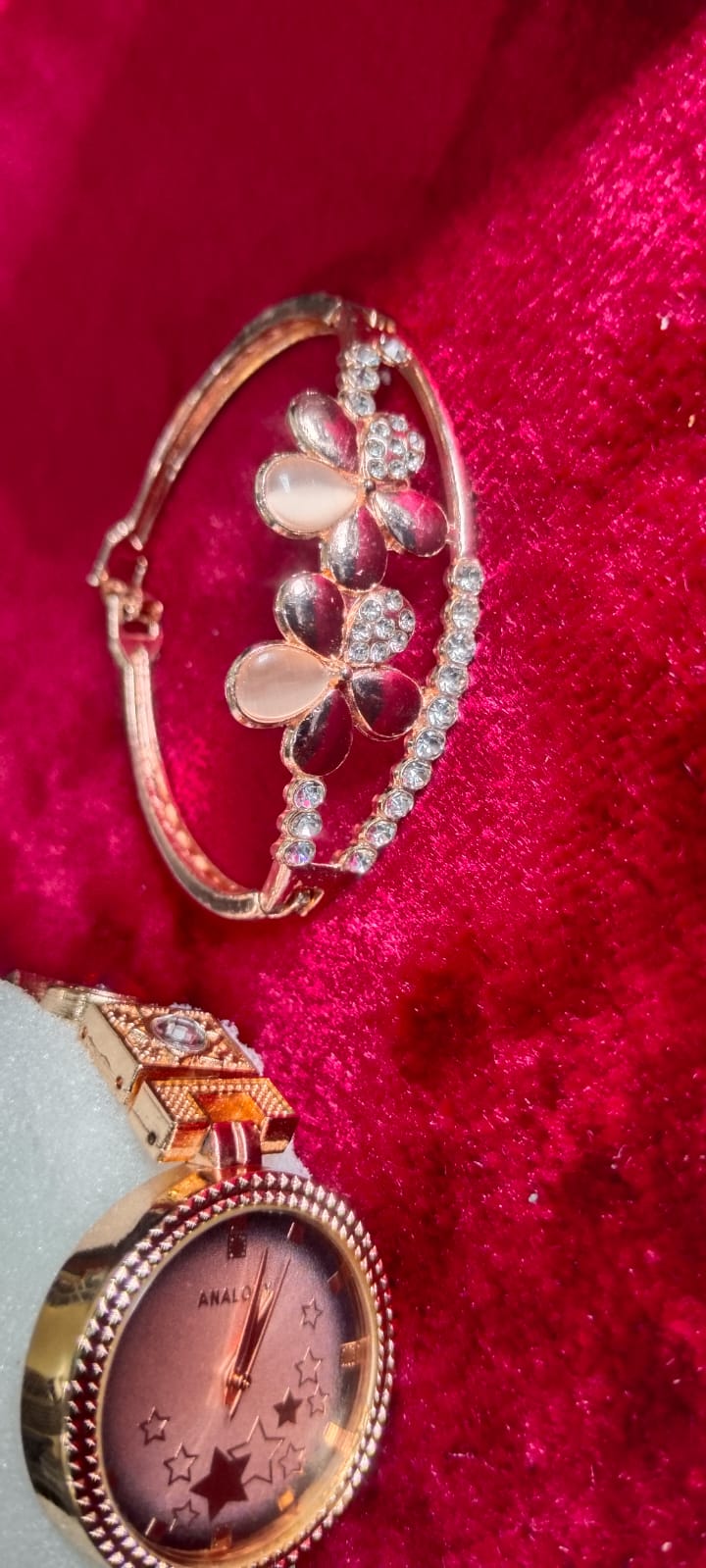 Elegant Gold Analog Watch and Bracelet Set - AM01024RW