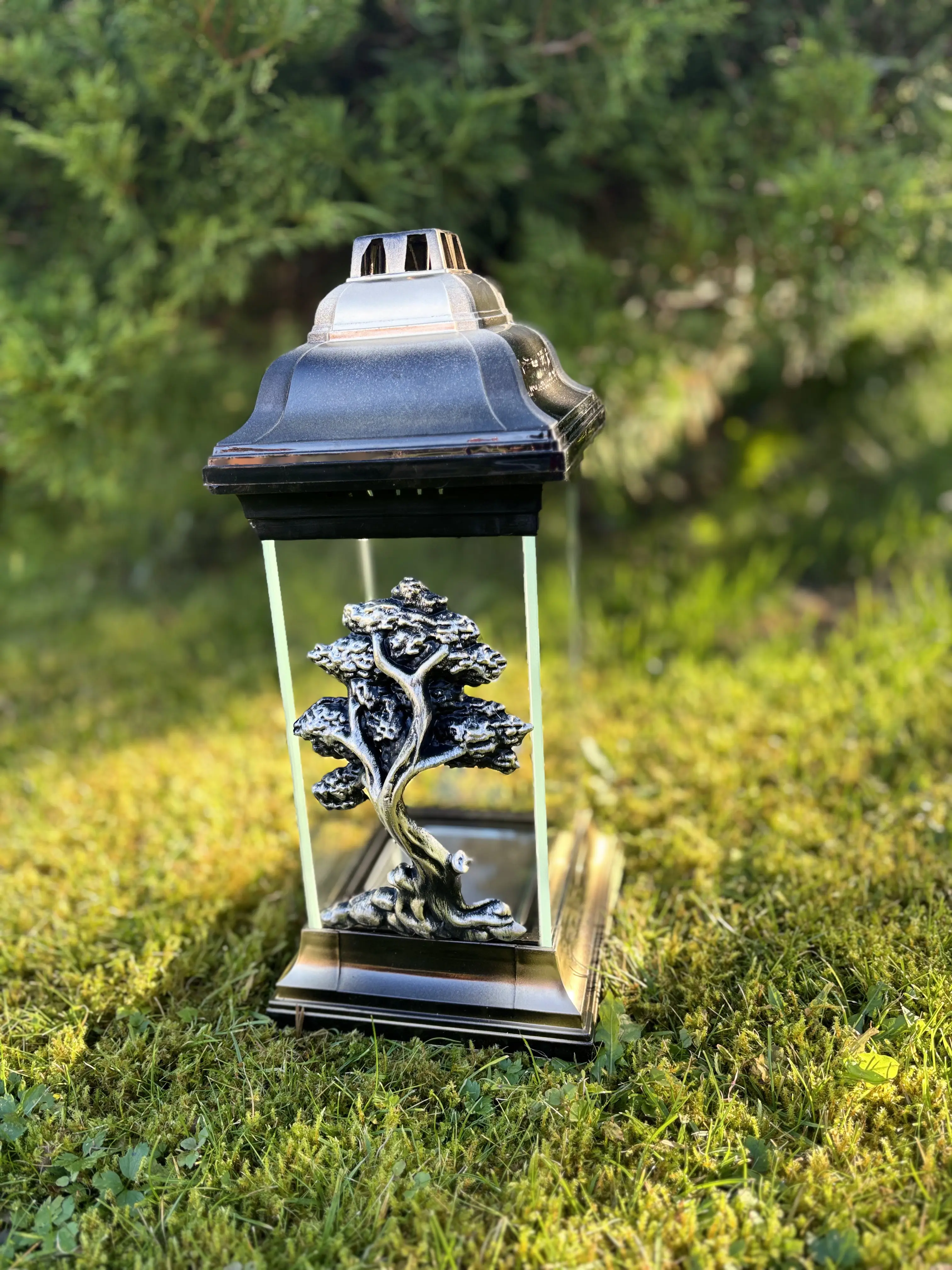 Žvakė Kvadratinė auksinės spalvos su medžio dekoracija